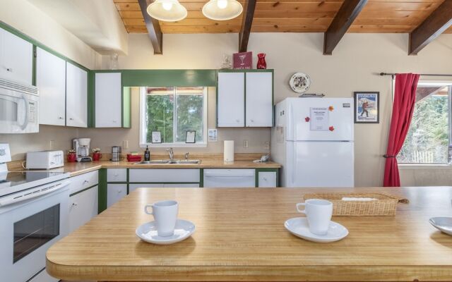 Maple Leaf Lodge 3 Bedroom Home by NW Comfy Cabins by RedAwning