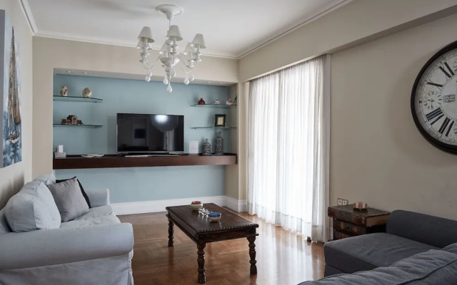 Fabulous 3 Bedroom Apartment near Kalimarmaro