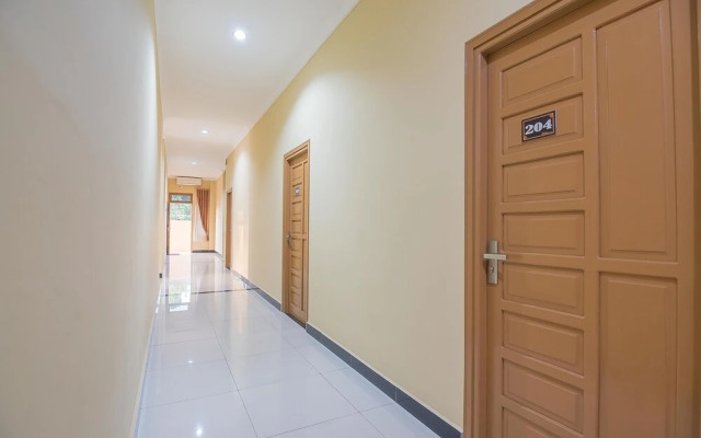 RedDoorz Plus near Syamsudin Noor Airport 3