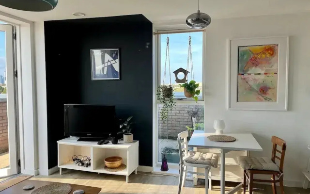 Elegant Chic Living Vibrant London Area