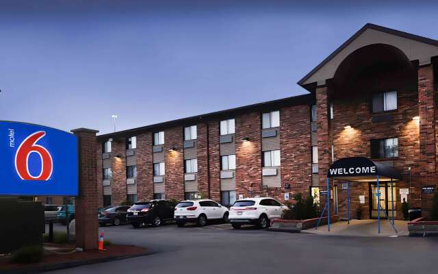 Motel 6 Milwaukee, WI - Glendale