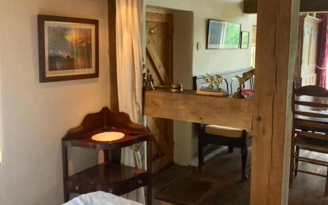 Little Pentre Barn with seasonal Swimming Pool