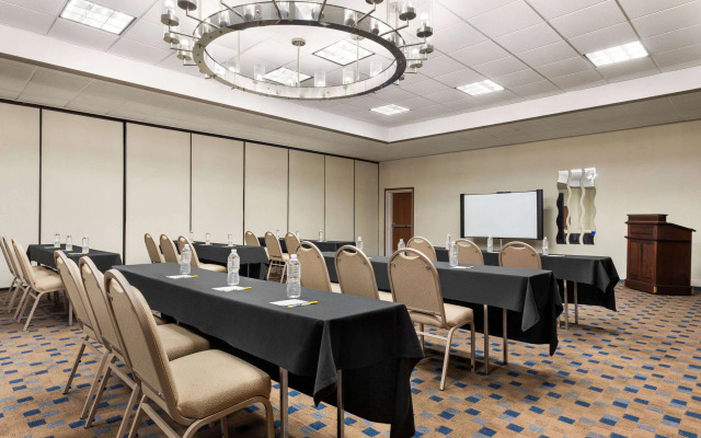 Days Hotel by Wyndham Allentown Airport / Lehigh Valley