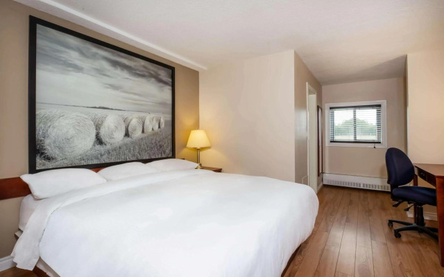 Super 8 by Wyndham Smoky Lake