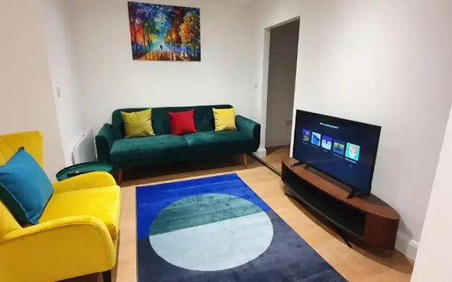 Garland Stylish Apartment 2 In Greater London