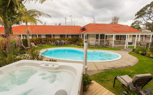 Summit Motor Lodge