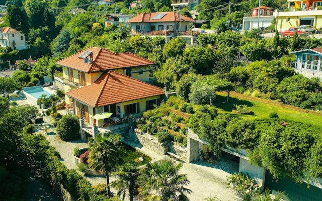 Villa With Private Pool and View of the Lake