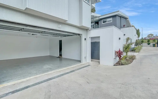Modern 4-bed Townhouse With Water Views