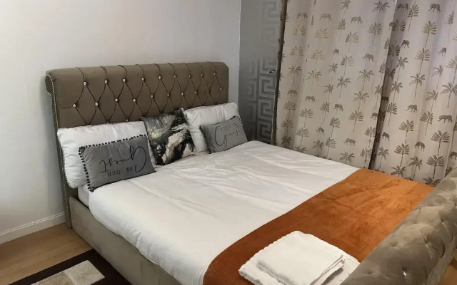 Basildon 3 Bedroom - Free Parking, Private Garden