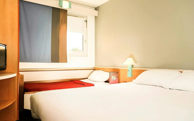 ibis Orange Centre Echangeur A7 A9