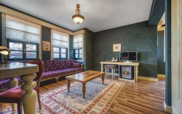 Vibrant Suite Located in Heart of Historic Area