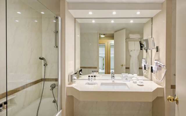 Divani Caravel Hotel