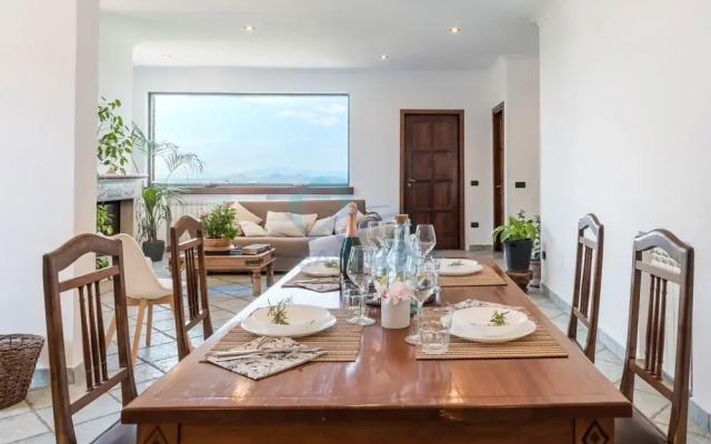 New Refined Villa Rayskaya In Monte Compatri