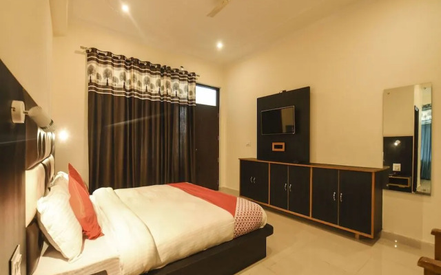 Raku's Place by OYO Rooms