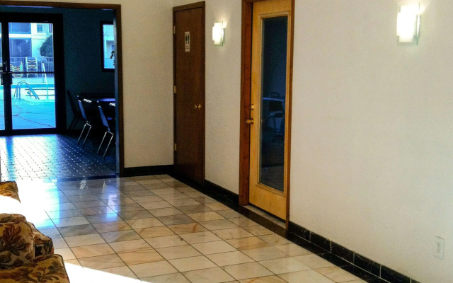 Oaktree Inn and Suites
