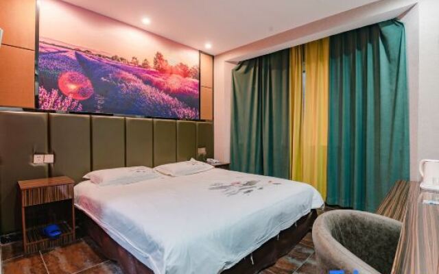 Xinyi Hotel (Zhoukou Normal University Wanda Plaza)