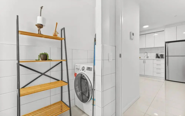 2Br Apt With Balcony & Parking In Prime Spo