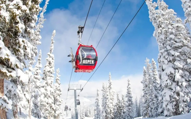 3 BR Penthouse w Hot-tub -mountain Views