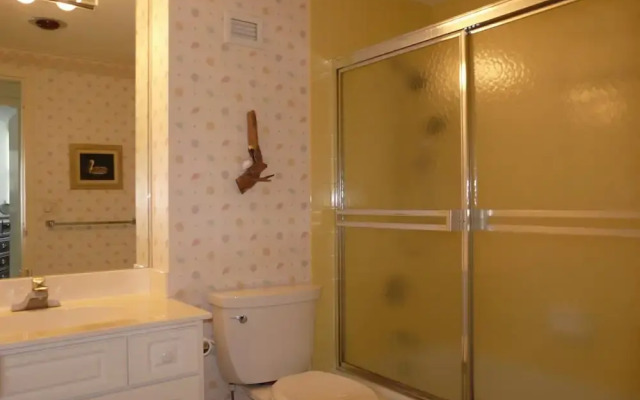 Cozy Beachfront Condo With Pool and Tennis Courts