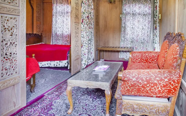 GuestHouser 1 BR Houseboat 126f