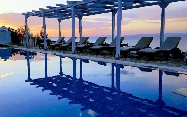 Bungalow White Apartments and Suites