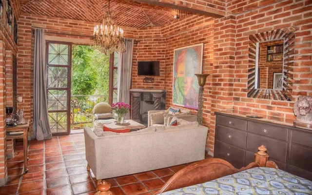 Be a Diva in the Queen's Suite at Inn Ajijic