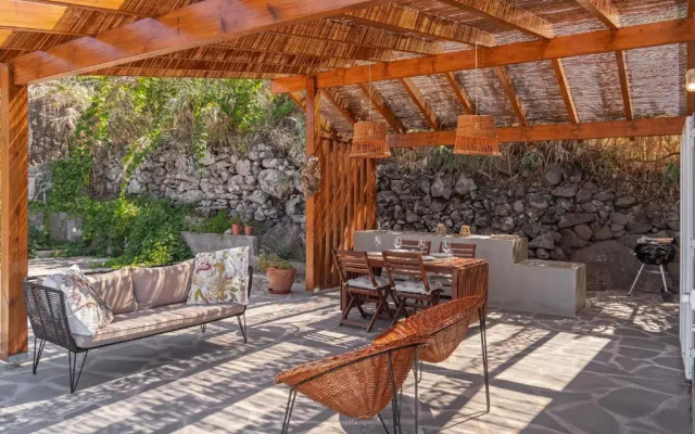 Casa da Rocha de Baixo by An Island Apart