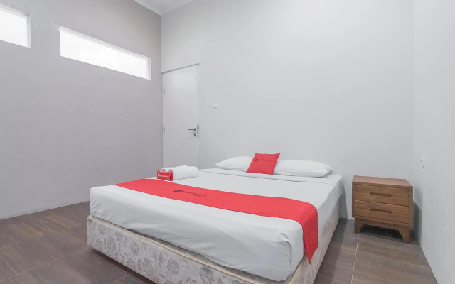 RedDoorz Resort Syariah @ Idelansia Home Stay Ciater – Guest Rooms – Ciater
