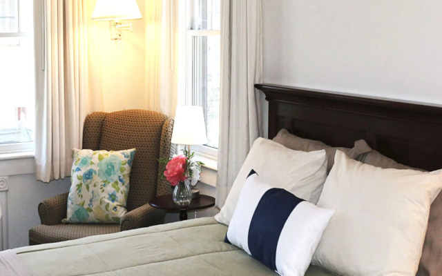 Camden Riverhouse Hotel