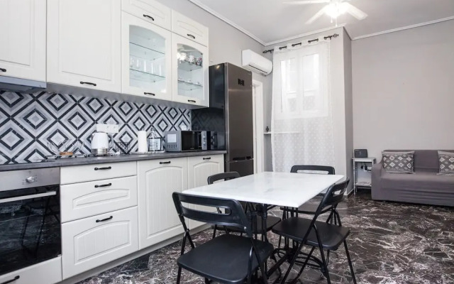 Modern apt with Increbilbe Athens Views