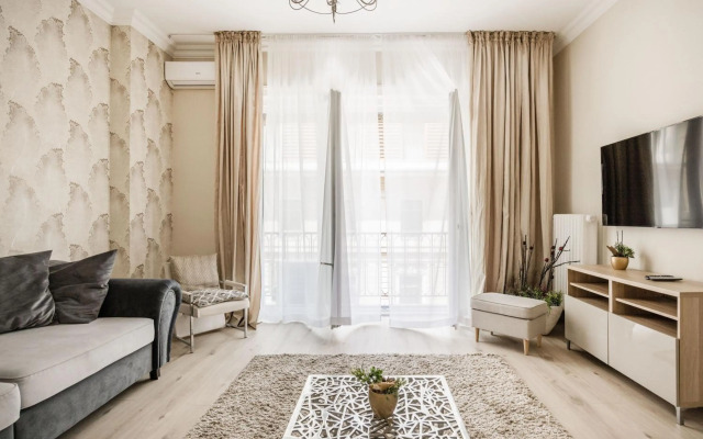 De Luxe 1-bedroom, 2-bathroom Condo in the Center