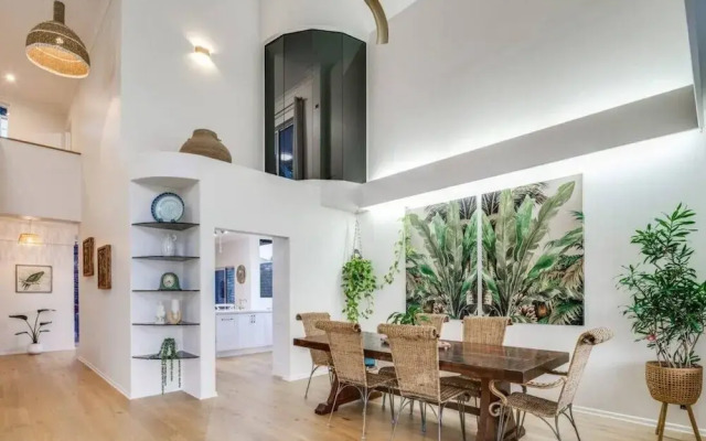 6 Bedroom Oasis in Burleigh Heads