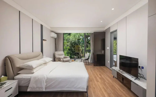 He She Courtyard Free pick-up train station stay 3 nights