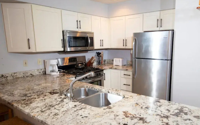 Modern & Updated Winterplace 3br- Sleeps 12 3 Bedroom Condo by RedAwning
