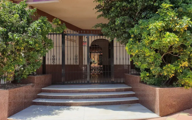 Luxurious Three Bedroom Duplex Apt Close to Beach