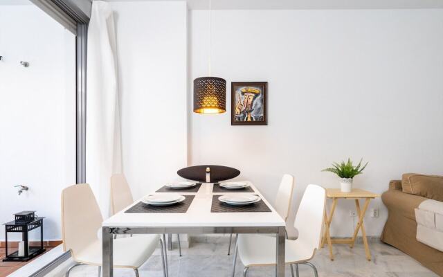 2BR  Apartment with Sea View, Gym and Pool Ref 129
