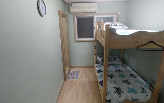 Ninano Guesthouse - Hostel