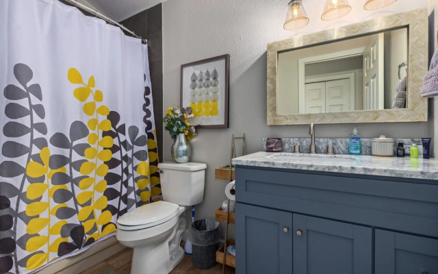 110th Scottsdale 3 Bedroom Home by RedAwning