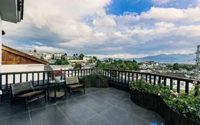 Qianshan Viewing Homestay (Lijiang Dashuiche)
