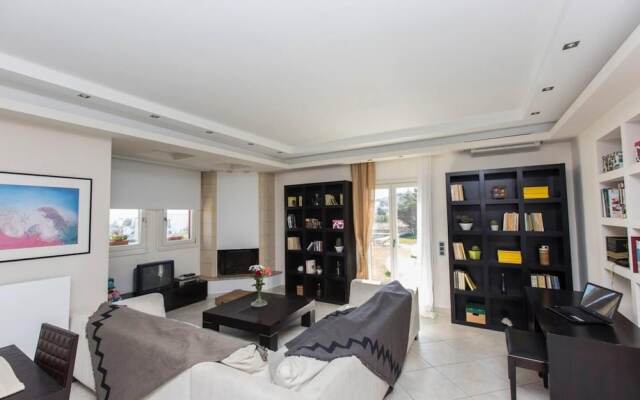 Beautiful 4-bed House With Private Pool in Naxos
