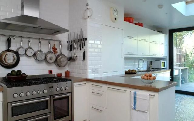Stunning 5 bed house with private garden