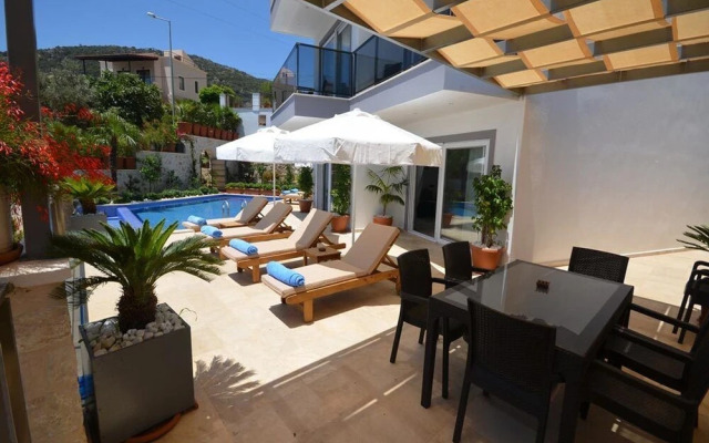 Villa Esma by Akdenizvillam