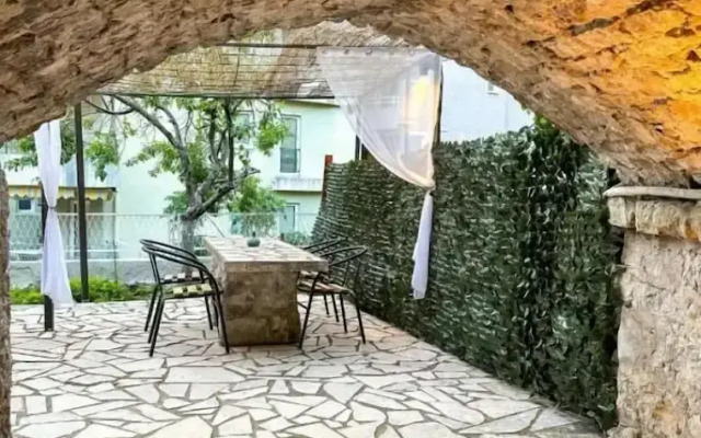 Sereni̇ta Stone House