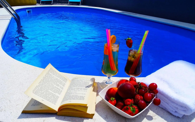 Gorgeous Home With Swimming Pool, Hot Tub & Sea View