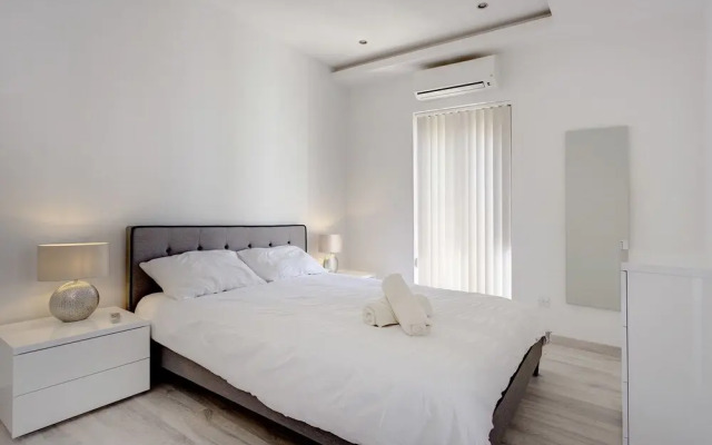 Stylish 2BR Apart, Steps Away from the Beach