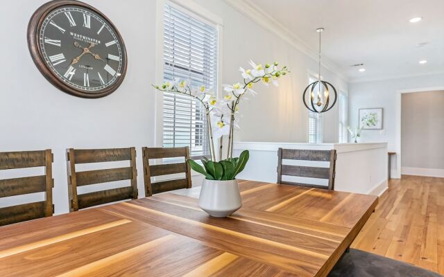 Chic 4 BR Condo - Large Pool - Perfect Location