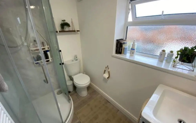 Private Apartment - Free Wifi, Parking, No Deposit