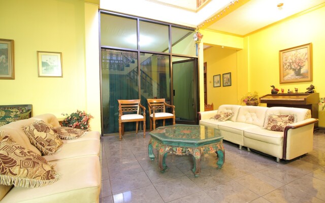 RedDoorz Plus near Galeria Mall