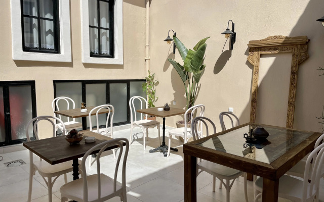 1870 Tas Konak Otel Sanat Sokagi