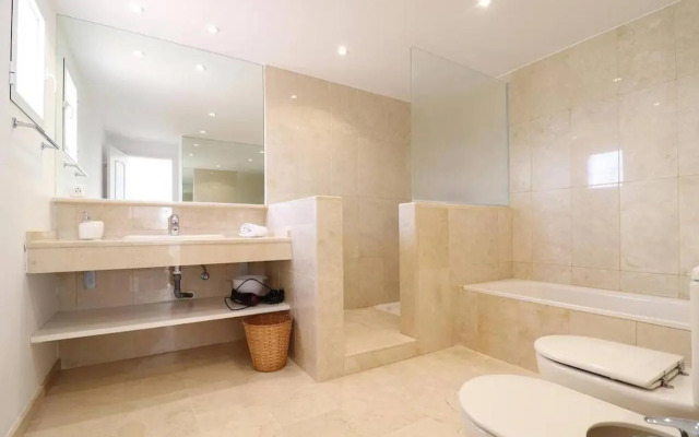 Amazing 3bedroom flat with seafront views & pool by SharingCo